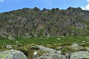 45 Passo sotto i contrafforti rocciosi del versante est del Pizzo Scala 